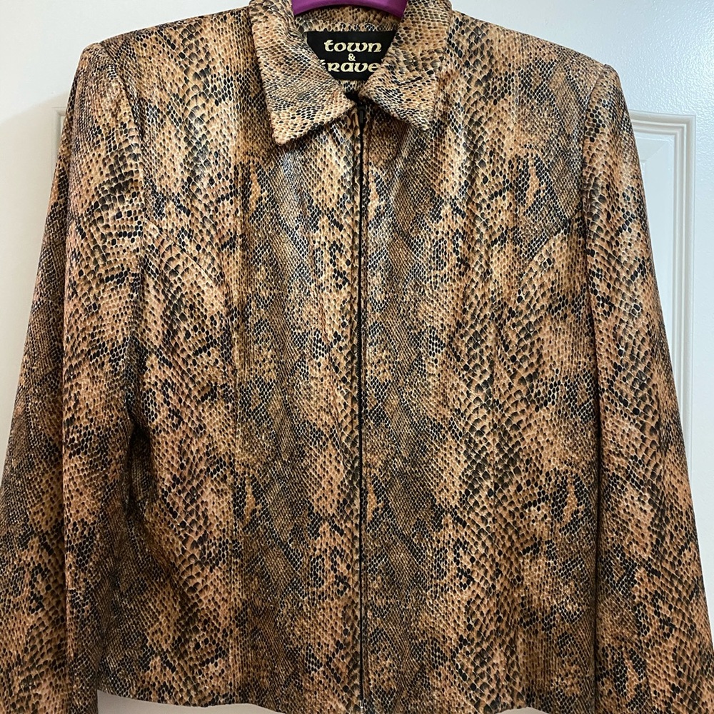 Animal print jacket with padded shoulders